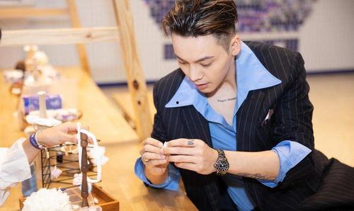 娱乐圈吃瓜二人,娱乐圈“瓜王”与“瓜后”的甜蜜邂逅